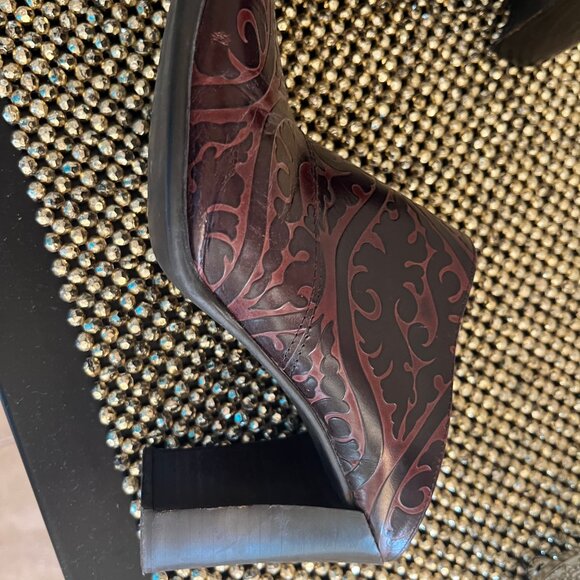 DKNY SLIDES, GREAT CONDITION - Picture 3 of 4